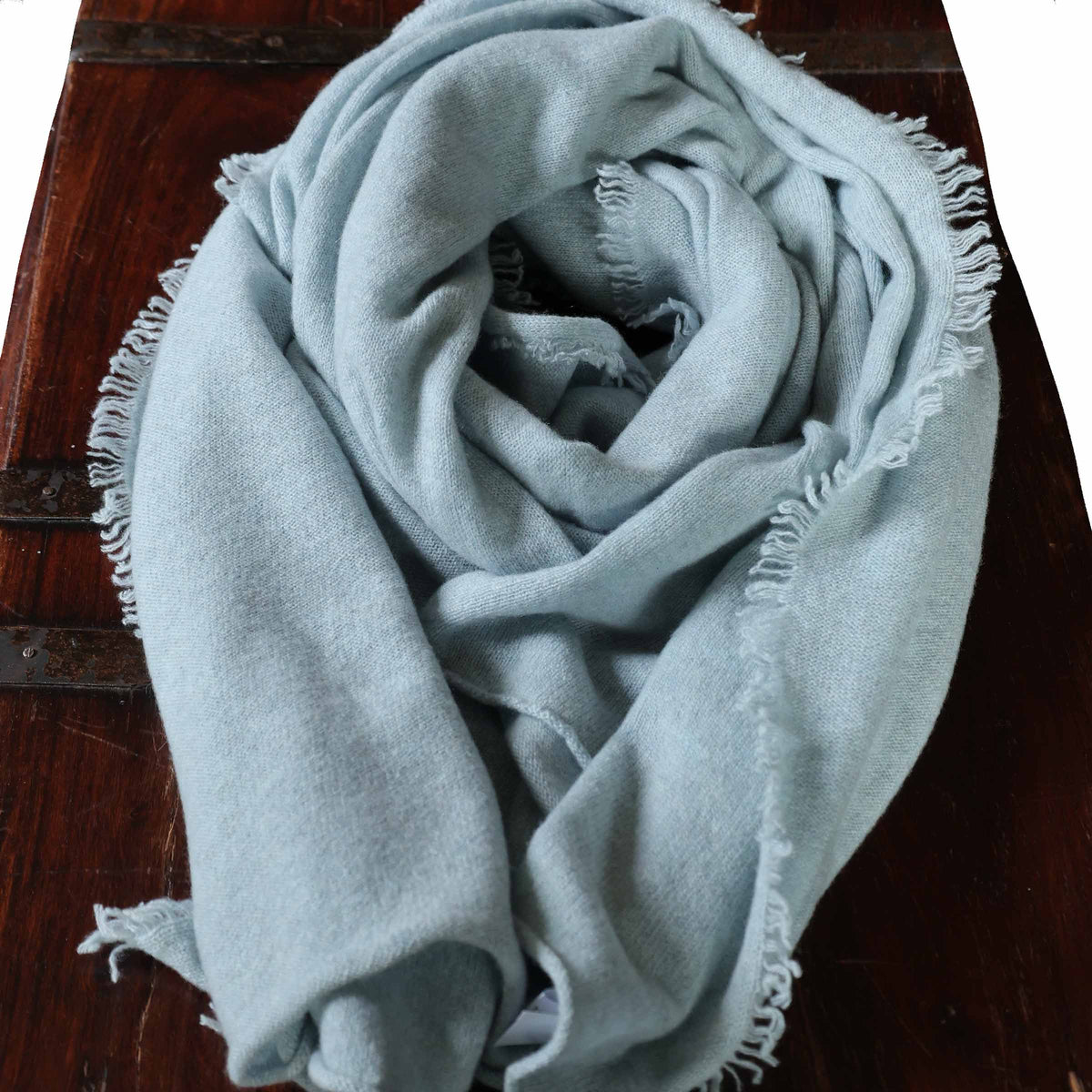 William Lockie Kaschmir Stola Silber Blau — elegant um die Schultern gewickelt, weicher Fall