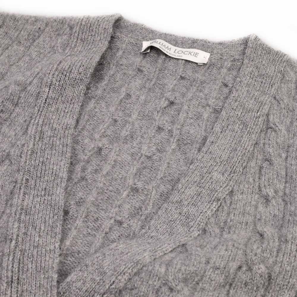 William Lockie Zopfmuster Strickjacke Silber Grau — Kragendetail, Zopfmuster und gerippter Ausschnitt, Angora-Halo sichtbar