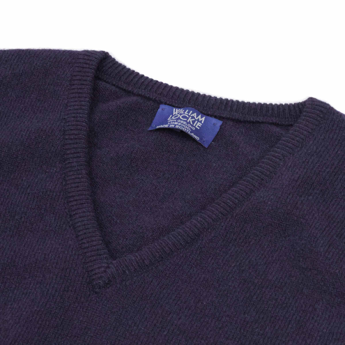 William Lockie Herren Leven Pullunder Marine Blau — V-Ausschnitt Kragen im Detail, 2-fädige Geelong Lammwolle, Made in Scotland