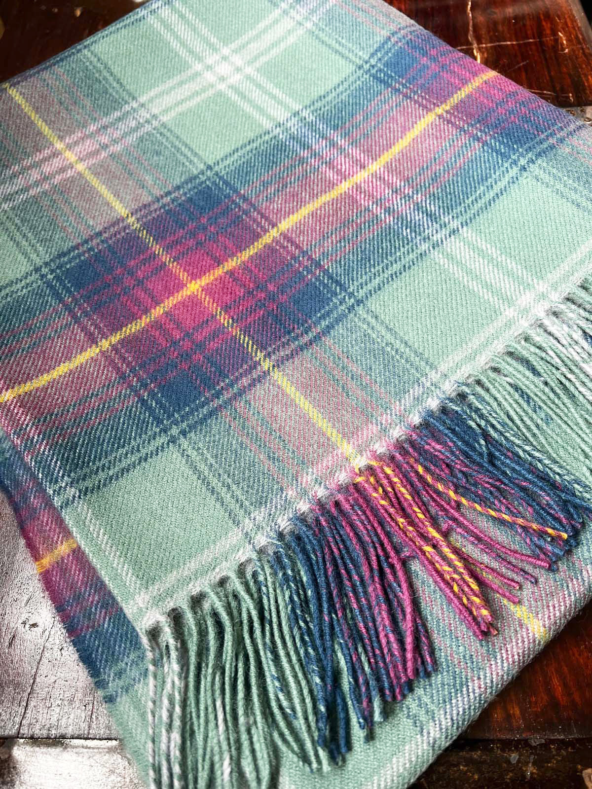 Wolldecke-Schottenkaro-salbei-nah