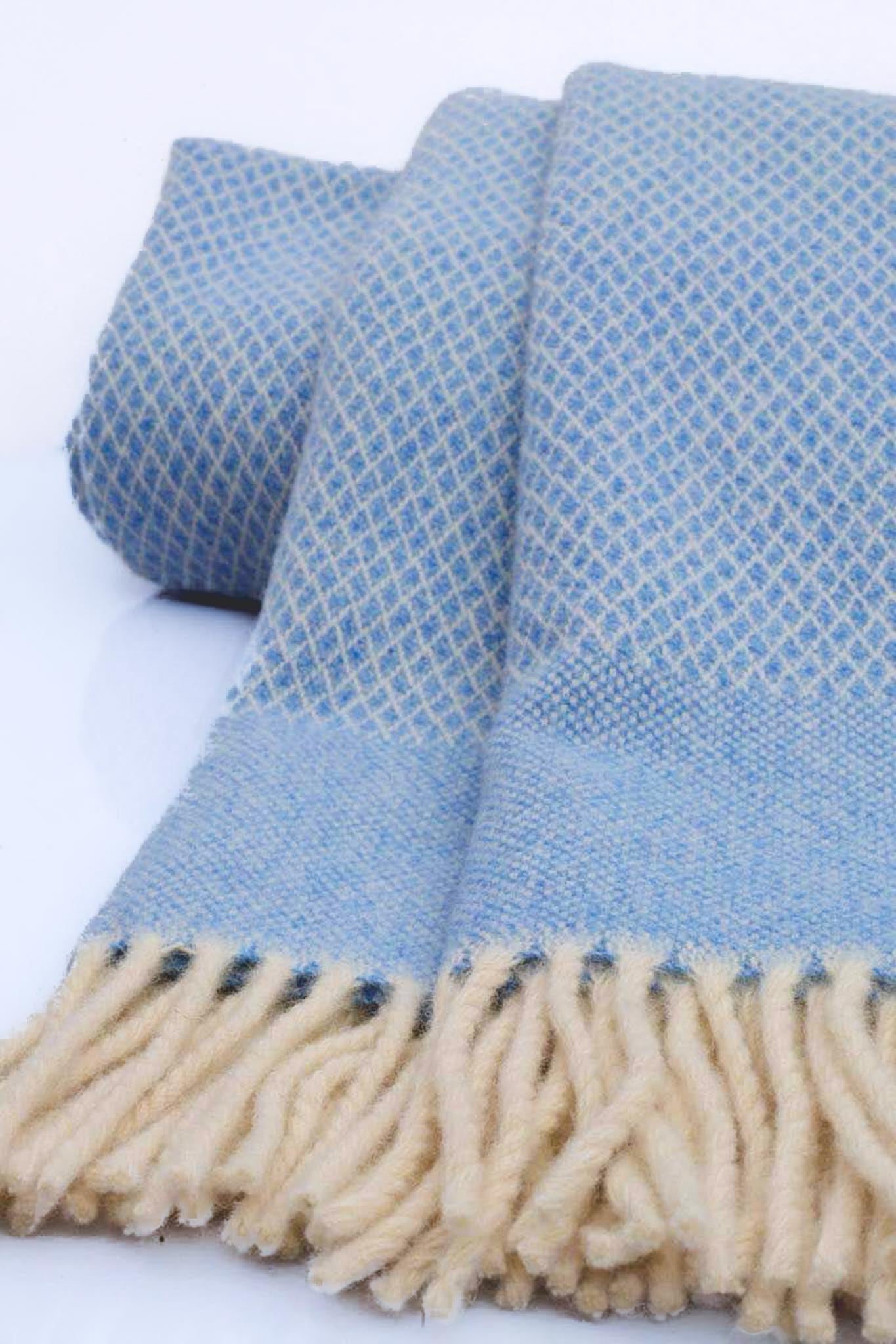 Cuddly blanket diamond pattern blue
