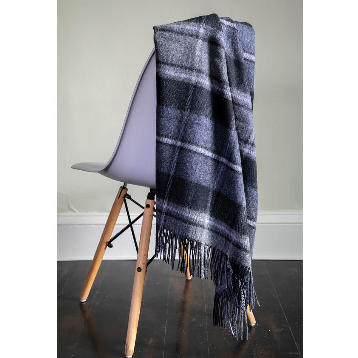 Lochcarron Wolldecke MacRae Hunting Gray Tartan — Gesamtansicht