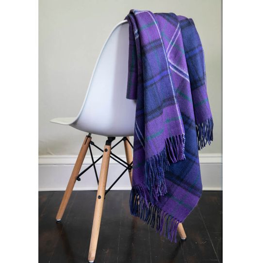 Lochcarron Scotland Forever Modern Tartan Wolldecke — Gesamtansicht, 140×180cm mit geflochtenem Fransenrand
