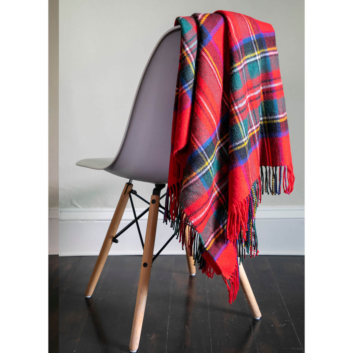 Lochcarron Wolldecke Royal Stewart Modern Tartan, 100% Lammwolle, Made in Scotland – Rückansicht