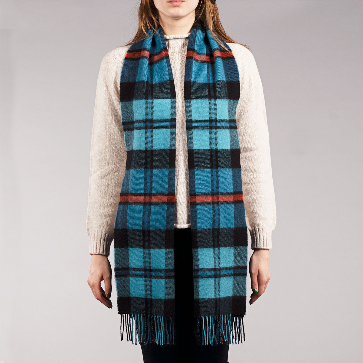 MacCorquodale Ancient Tartan Lammwolle Schal von Lochcarron — Vorderansicht getragen