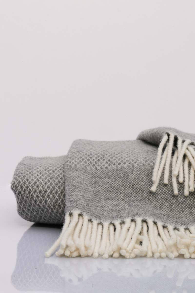 Cuddly blanket diamond pattern grey
