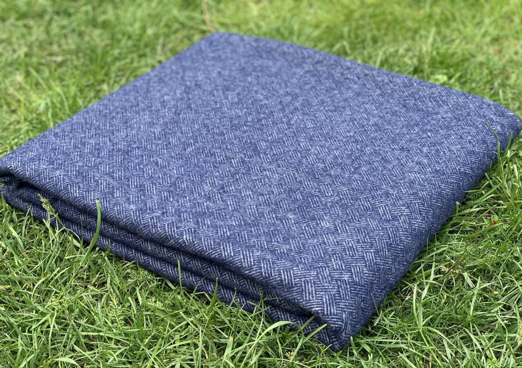 Hochwertige-Picknickdecke-Blau-