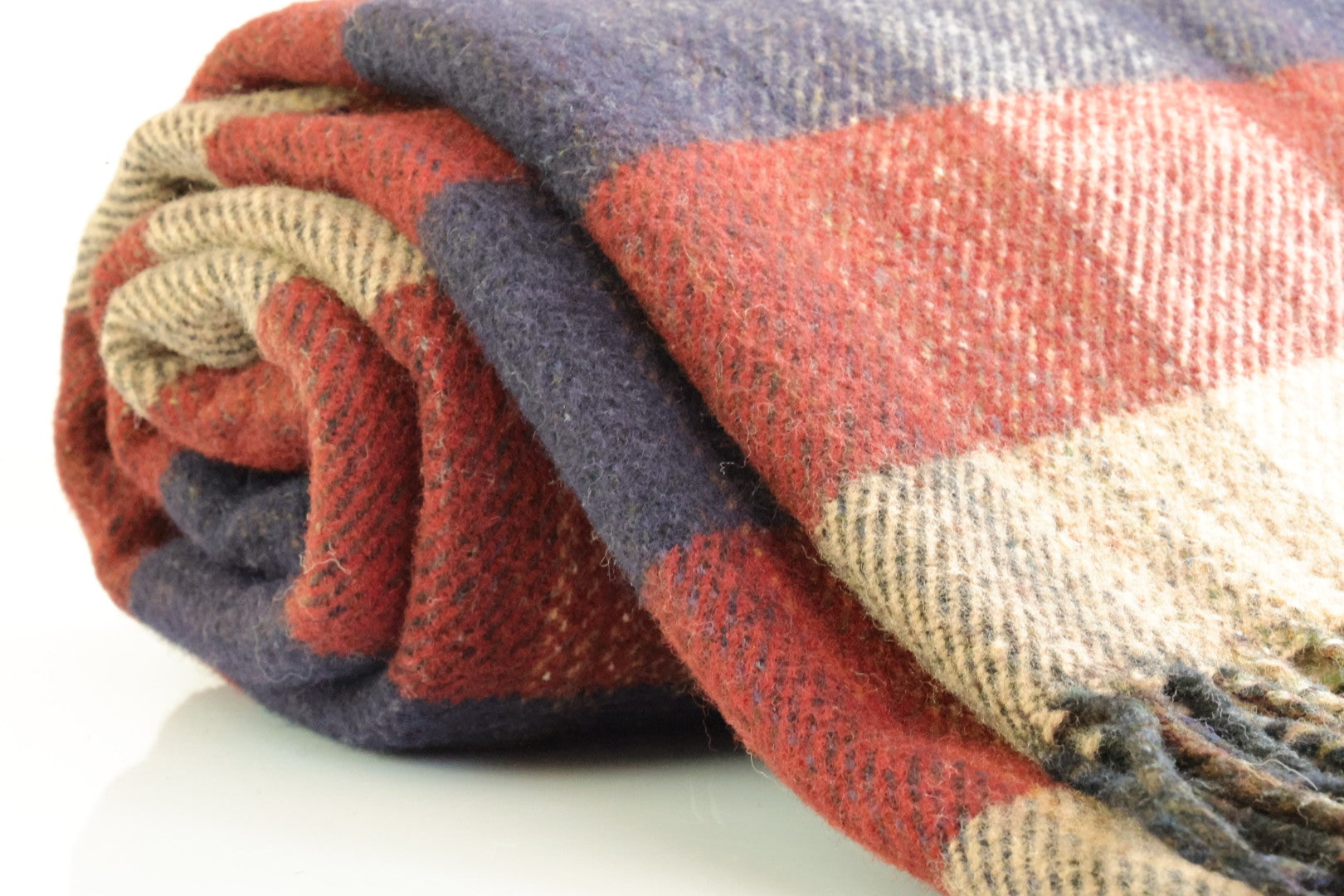 Coloured wool blanket red with fringes