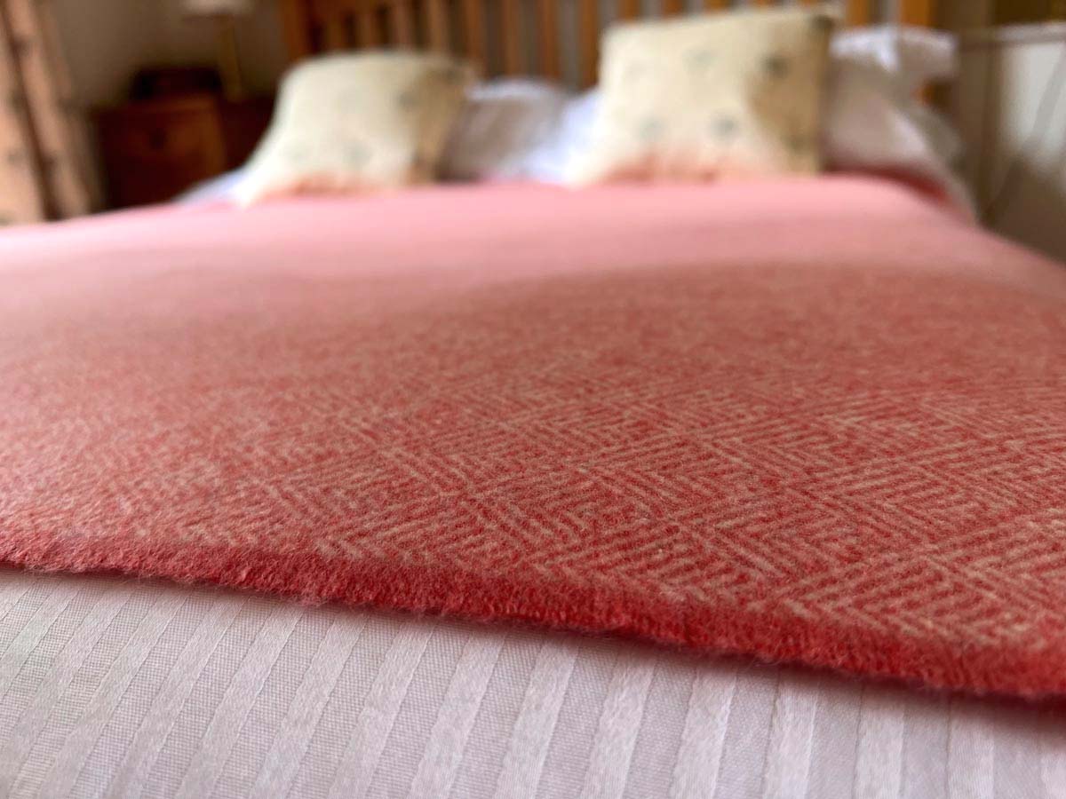 Kaschmir-Rauten-Wolldecke-Koralle-Nah