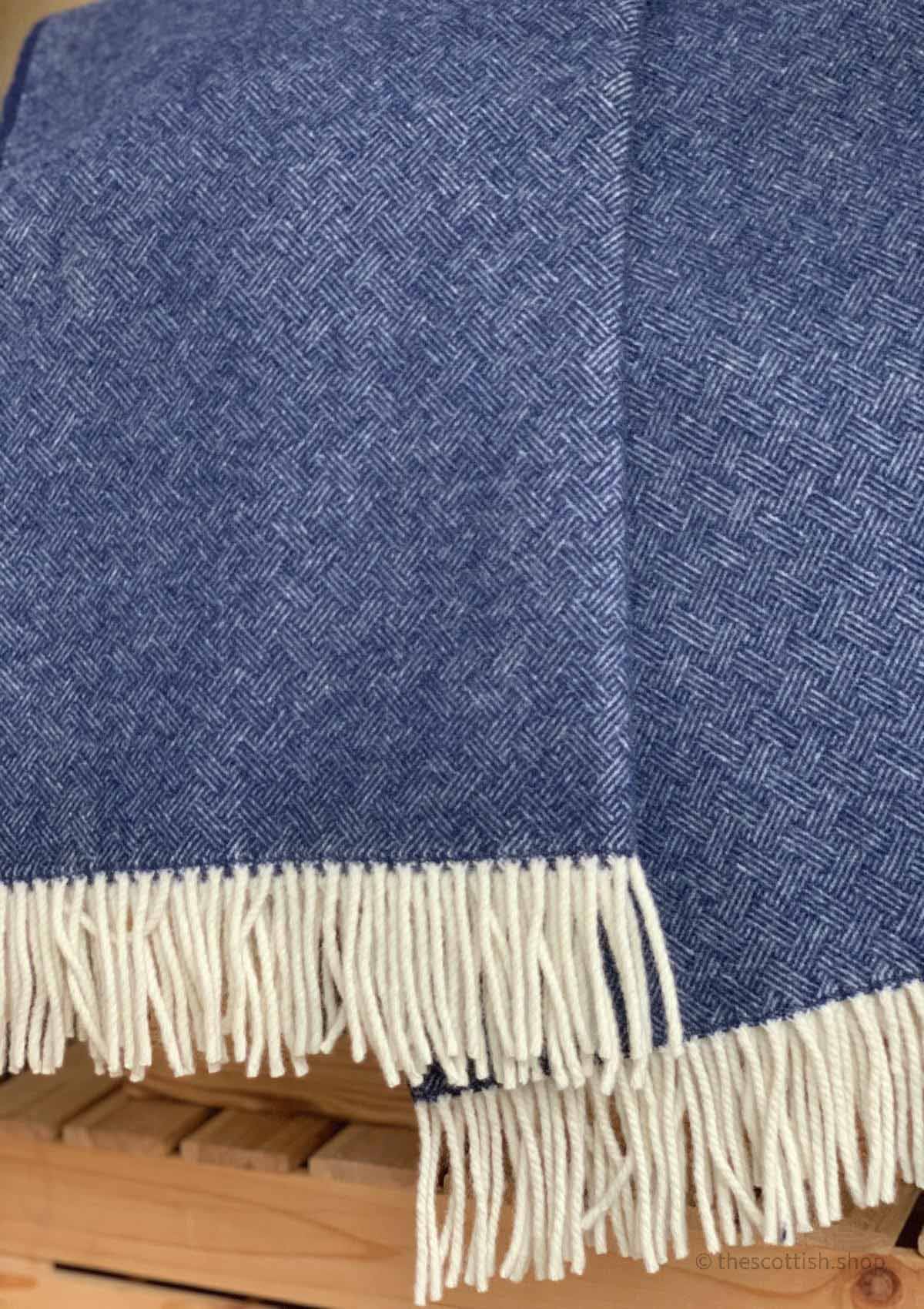 Kuscheldecke Linienmuster Blau