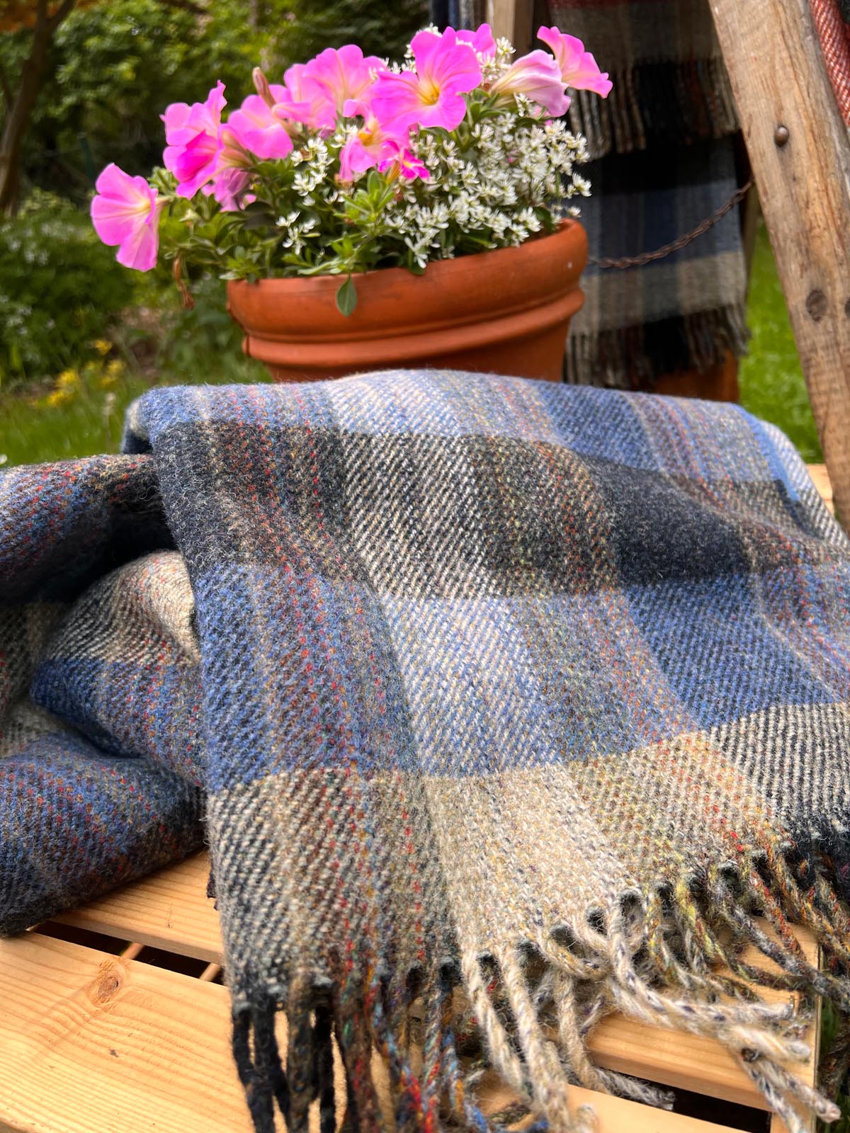 Wolldekce_Bothy_Blau_Schwartz_Creme