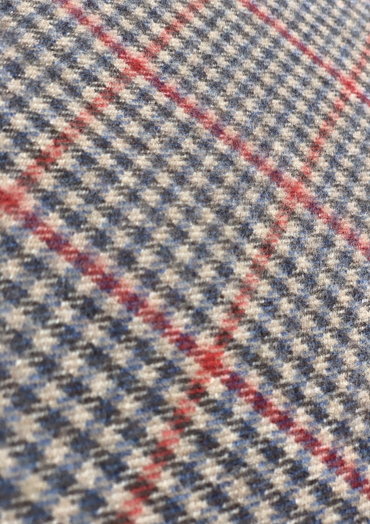 Kaschmirschal-Kariert-Grau-Rot-Weiss-Nah-dran