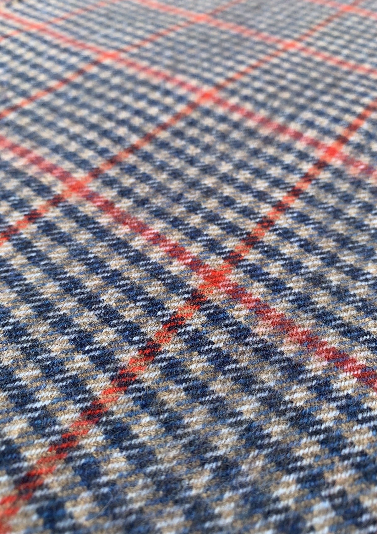 Kaschmirschal-Kariert-Blau-Rot-Weiss-Nah-dran