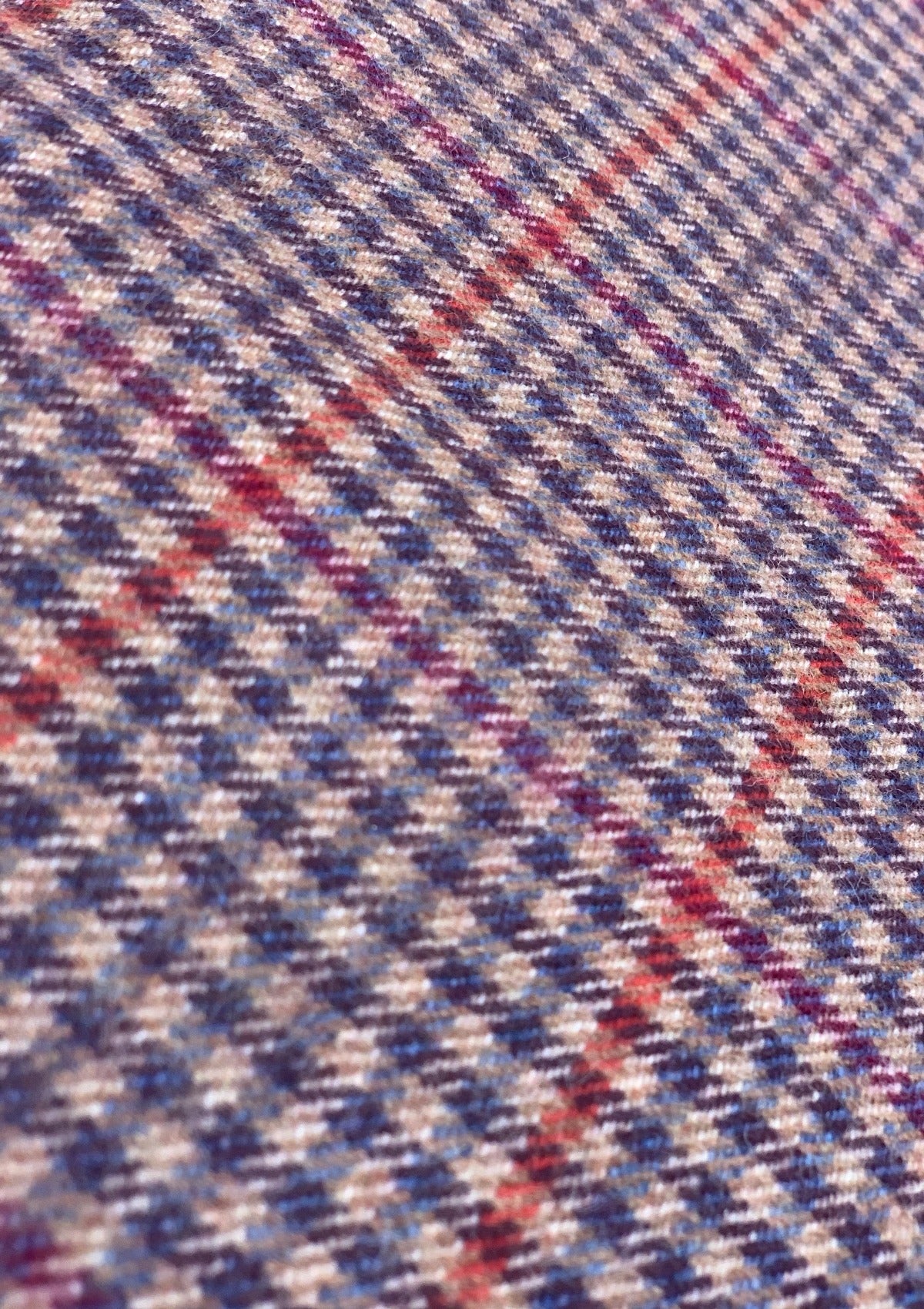 Kaschmirschal-Kariert-Violett-Rot-Weiss-Nah-dran