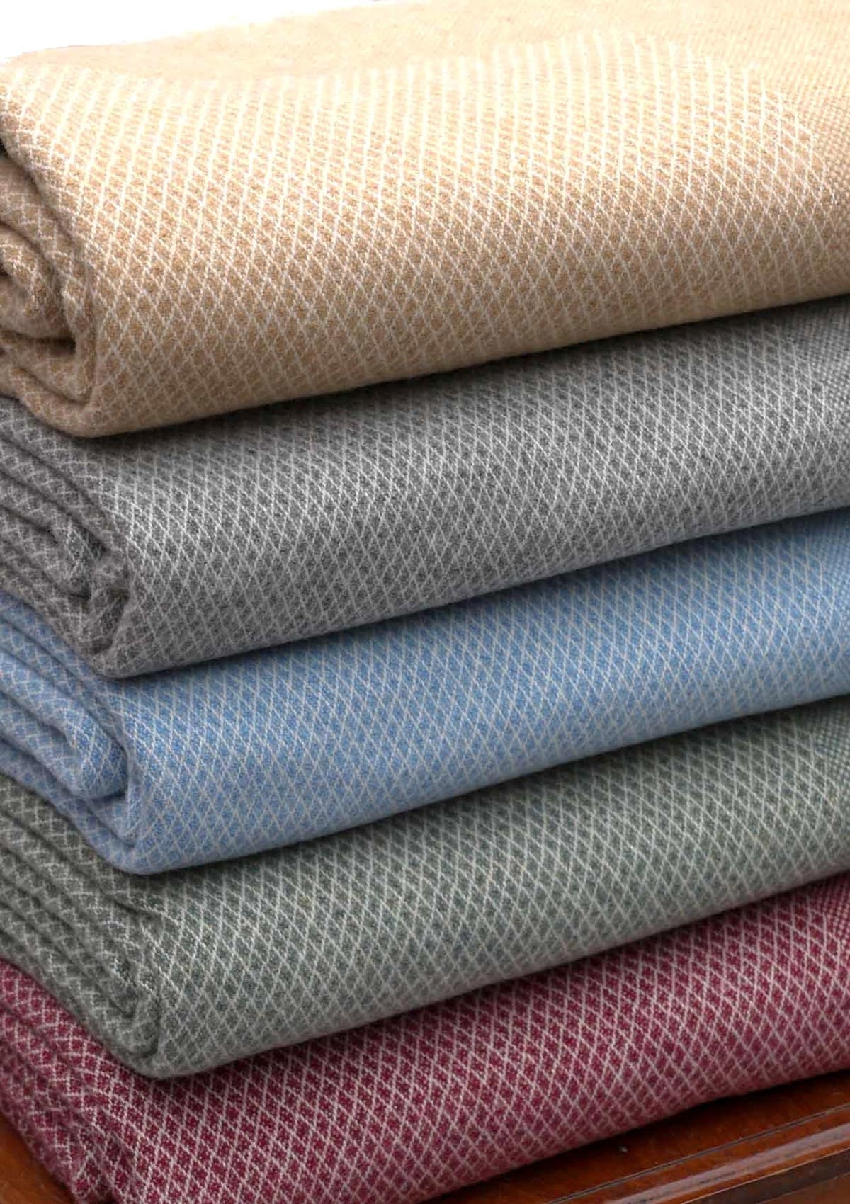 Wolldecke fürs Sofa: Welche Größe, welches Material, welches Muster?
