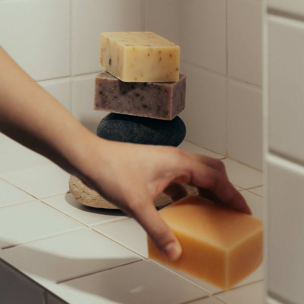 The Highland Soap Company handgemachte 190g Seifen gestapelt — Naturseife mit Sheabutter und Kakaobutter