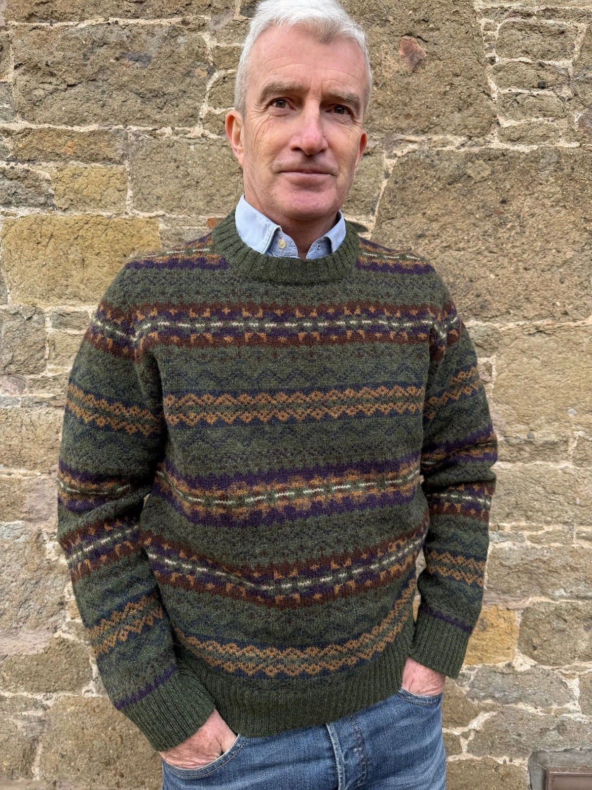 Eribé Brodie Herren Pullover Woodland getragen — Fairisle-Allover-Muster, 100% Shetlandwolle, Made in Scotland