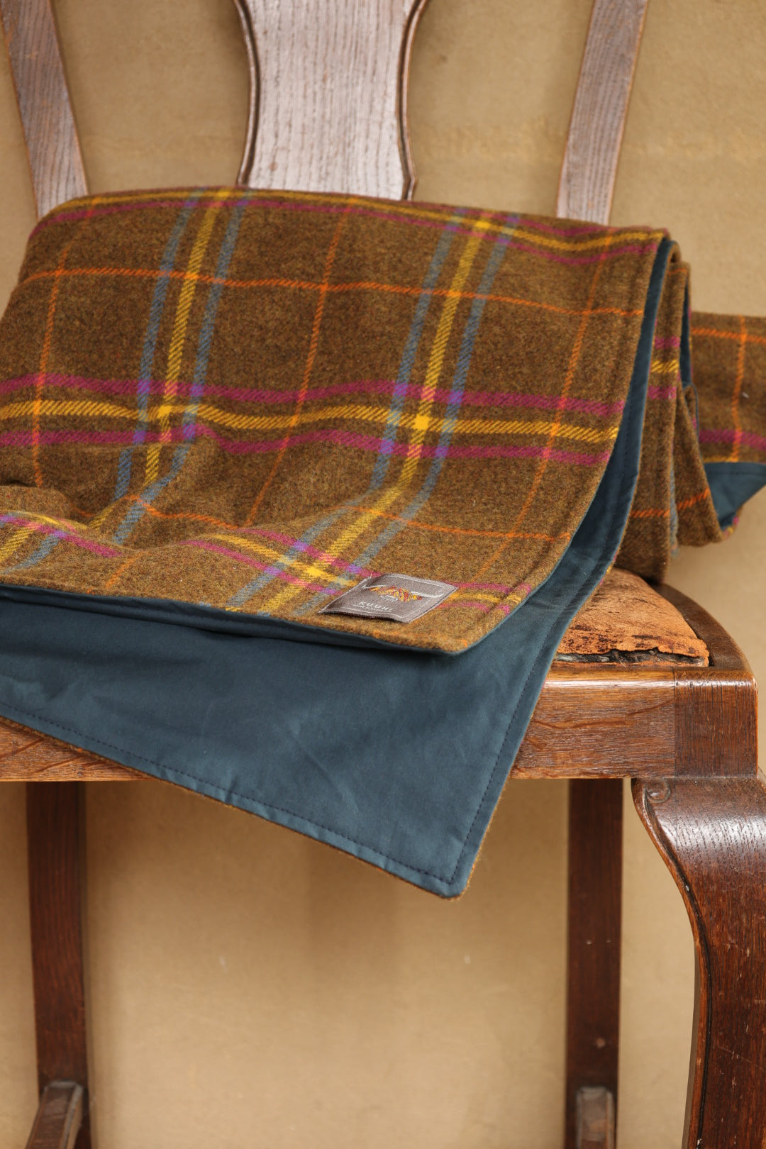 Draufsicht Picknickdecke Cairngorm Tartan — Braun-Beige Grundton mit kontrastierenden Pink- und Gelbstreifen, Kuuhi Scotland