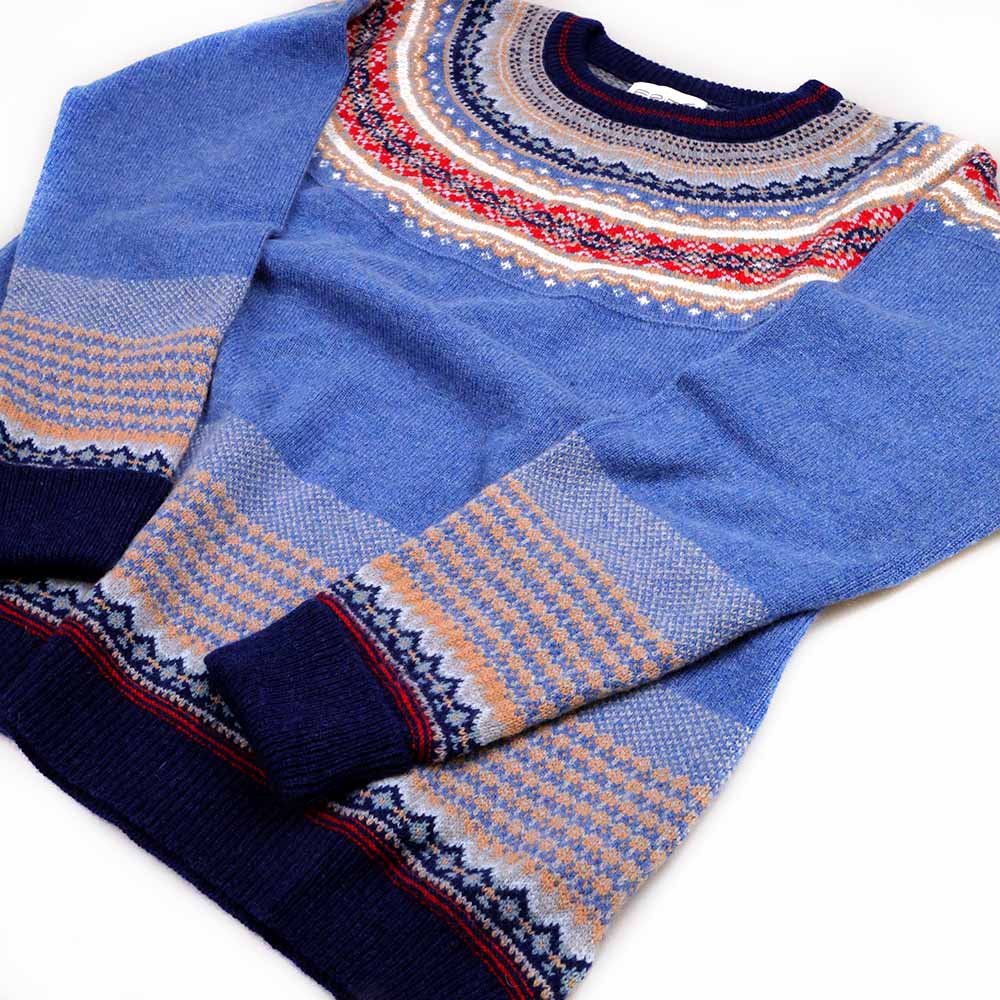 Eribé Damen Alpine Pullover Blue Morning — Fairisle-Jochmuster in kühlem Hochlandblau, Tweed-Details, 96% Merino & Alpaca, Made in Scotland