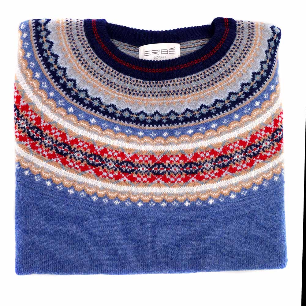 Eribé Damen Alpine Pullover Blue Morning gefalten — Fairisle-Jochmuster in kühlem Hochlandblau, Tweed-Details, 96% Merino & Alpaca, Made in Scotland