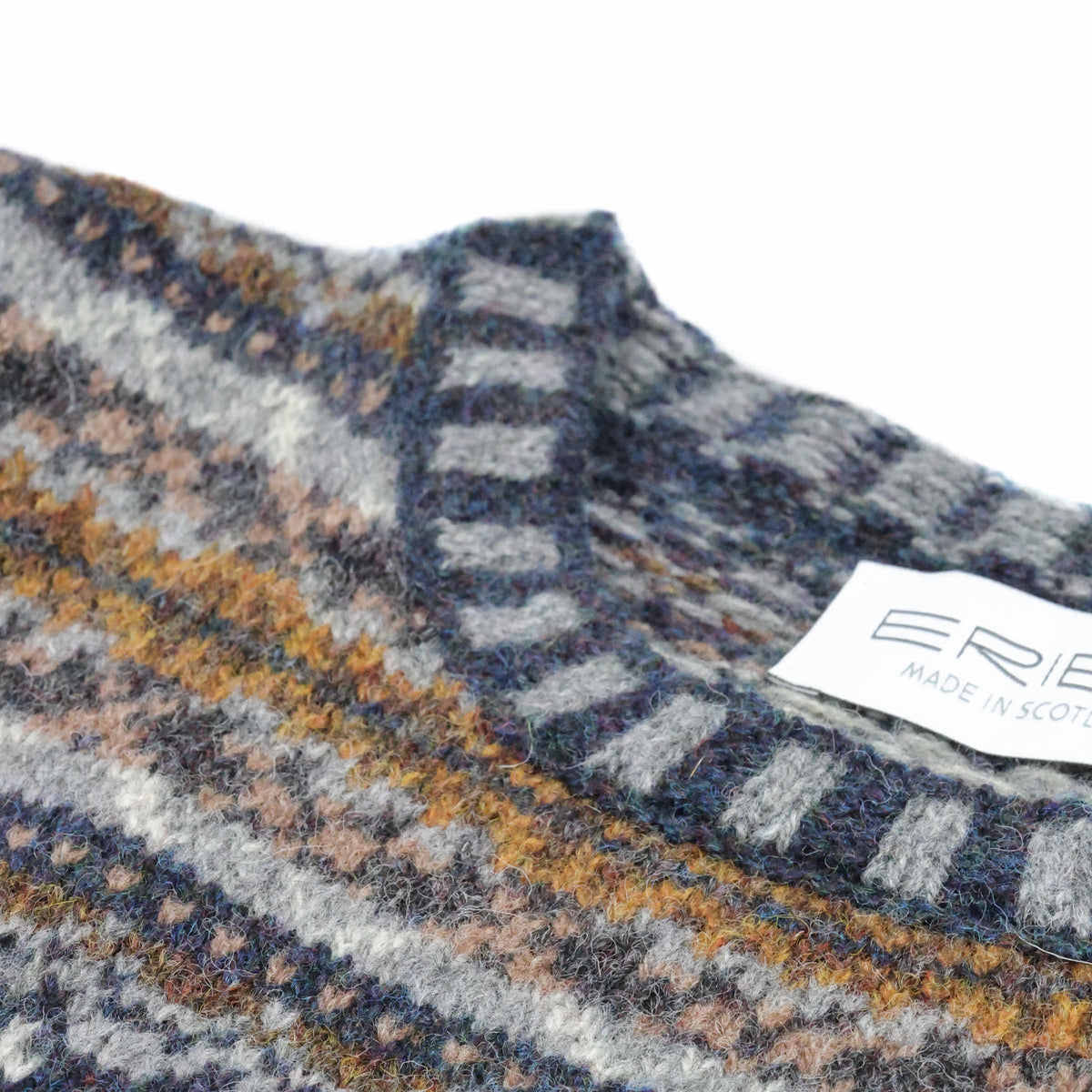Eribé Damen Westray Pullover Caithness — Detailansicht Rundhalsausschnitt mit gestreiftem Rippenbündchen