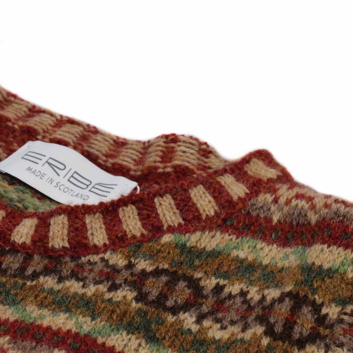 Eribé Damen Westray Pullover Ferris — Detailansicht Rundhalsausschnitt mit gestreiftem Rippenbündchen, Rostrot und Sandbeige