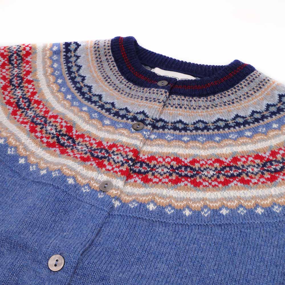 Eribé Damen Alpine Strickjacke Blue Morning Kragen und Knöpfe— Fairisle-Jochmuster in hellem Blau-Grau, Slim-Fit, Perlmuttknöpfe, 96% Merino & Alpaka, Made in Scotland