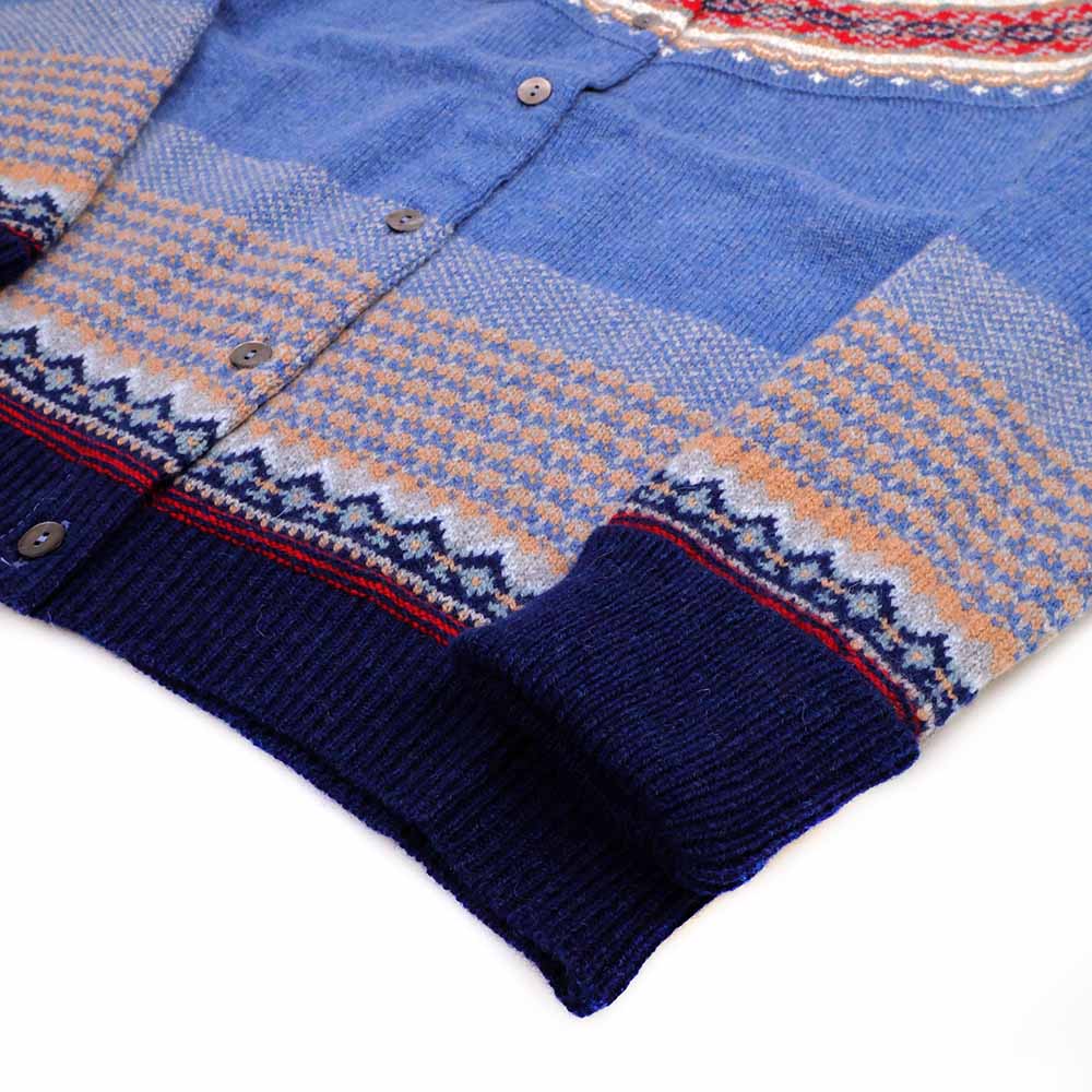Eribé Damen Alpine Strickjacke Blue Morning Taille— Fairisle-Jochmuster in hellem Blau-Grau, Slim-Fit, Perlmuttknöpfe, 96% Merino & Alpaka, Made in Scotland