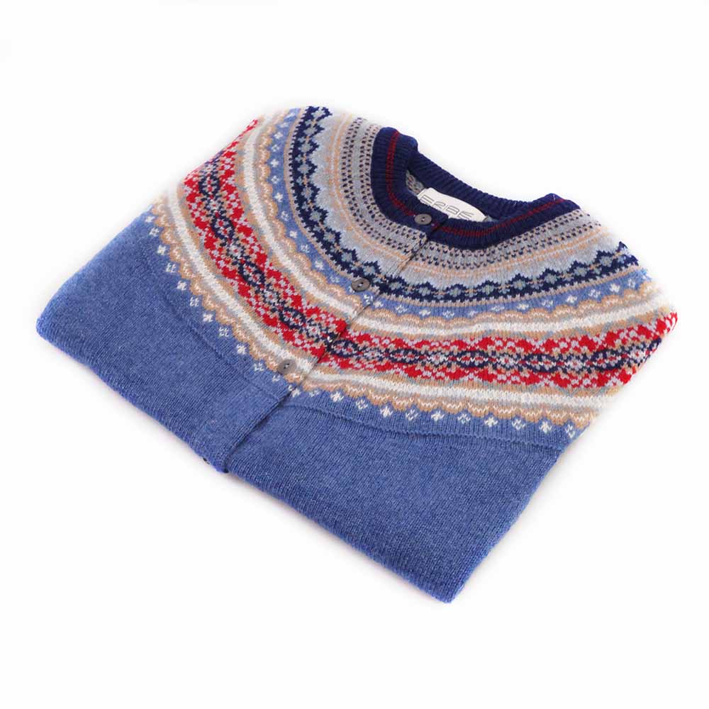 Eribé Damen Alpine Strickjacke Blue Morning gefalten — Fairisle-Jochmuster in hellem Blau-Grau, Slim-Fit, Perlmuttknöpfe, 96% Merino & Alpaka, Made in Scotland