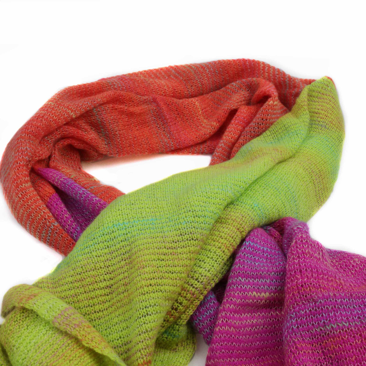 Eribé Treeline Wrap Stola Starburst — Detailansicht Orange Farbakzente des Starburst-Musters