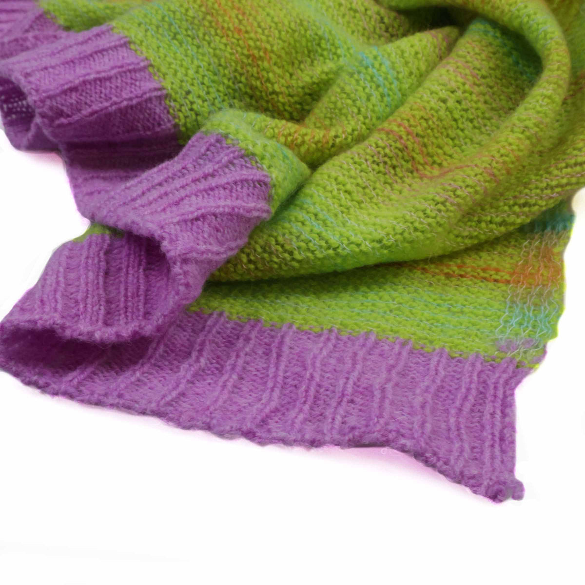 Eribé Treeline Wrap Stola Starburst — Detailansicht Rosa und Grün Farbtöne