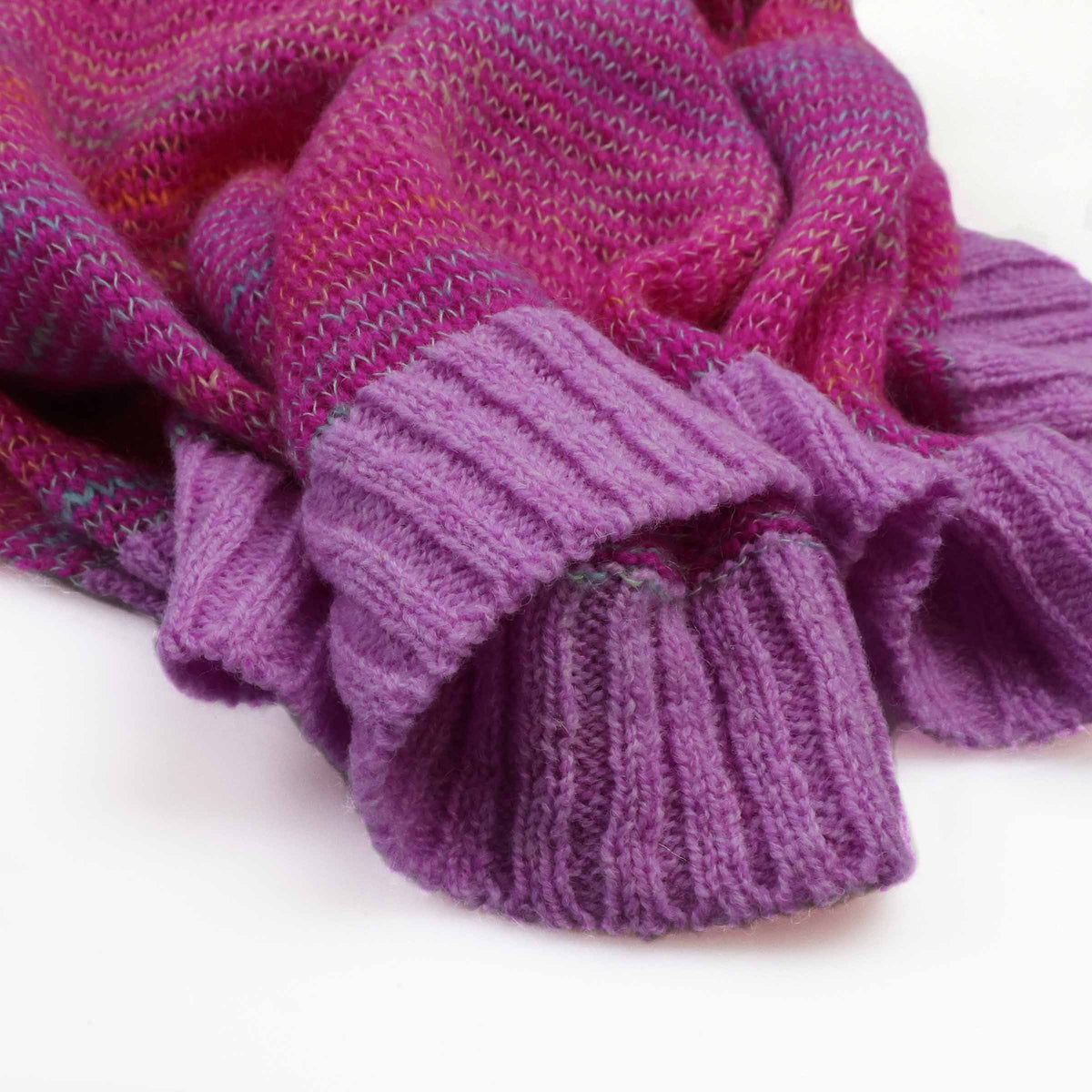 Eribé Treeline Wrap Stola Starburst — Detailansicht Rosa und Lila Farbtöne des Musters