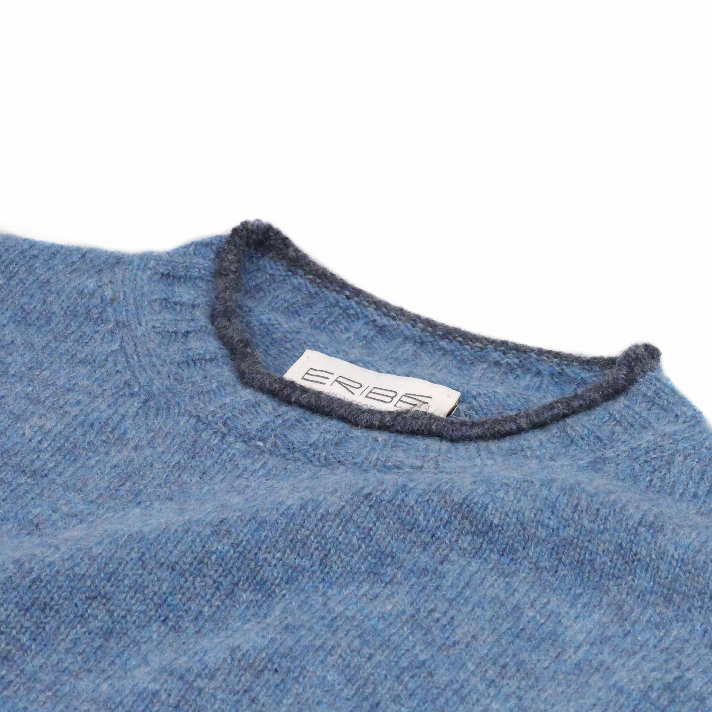 Eribé Damen Tweed Nep Pullover Delphinium — Detailansicht Rollkragen und Kontrastsaum