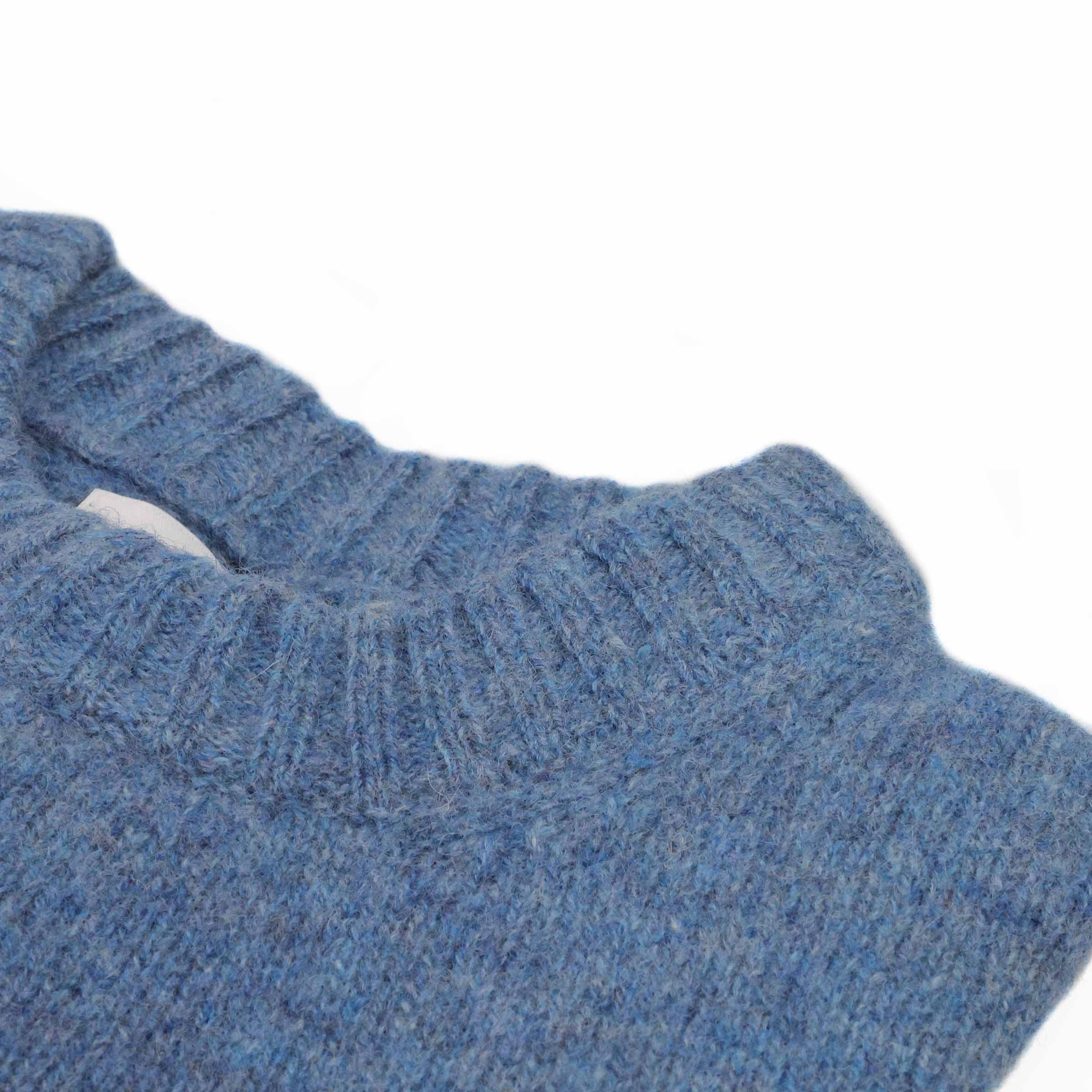 Eribé Herren Brora Pullover Delphinium — Detailansicht Rollkragen und Rippenbündchen
