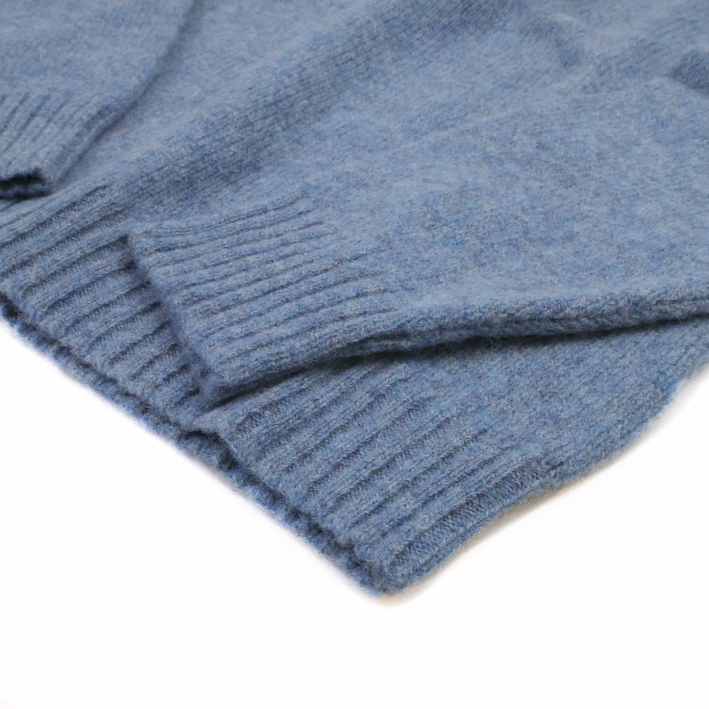 Eribé Herren Brora Pullover Delphinium — Detailansicht Passform und Tweed-Nep-Garnstruktur