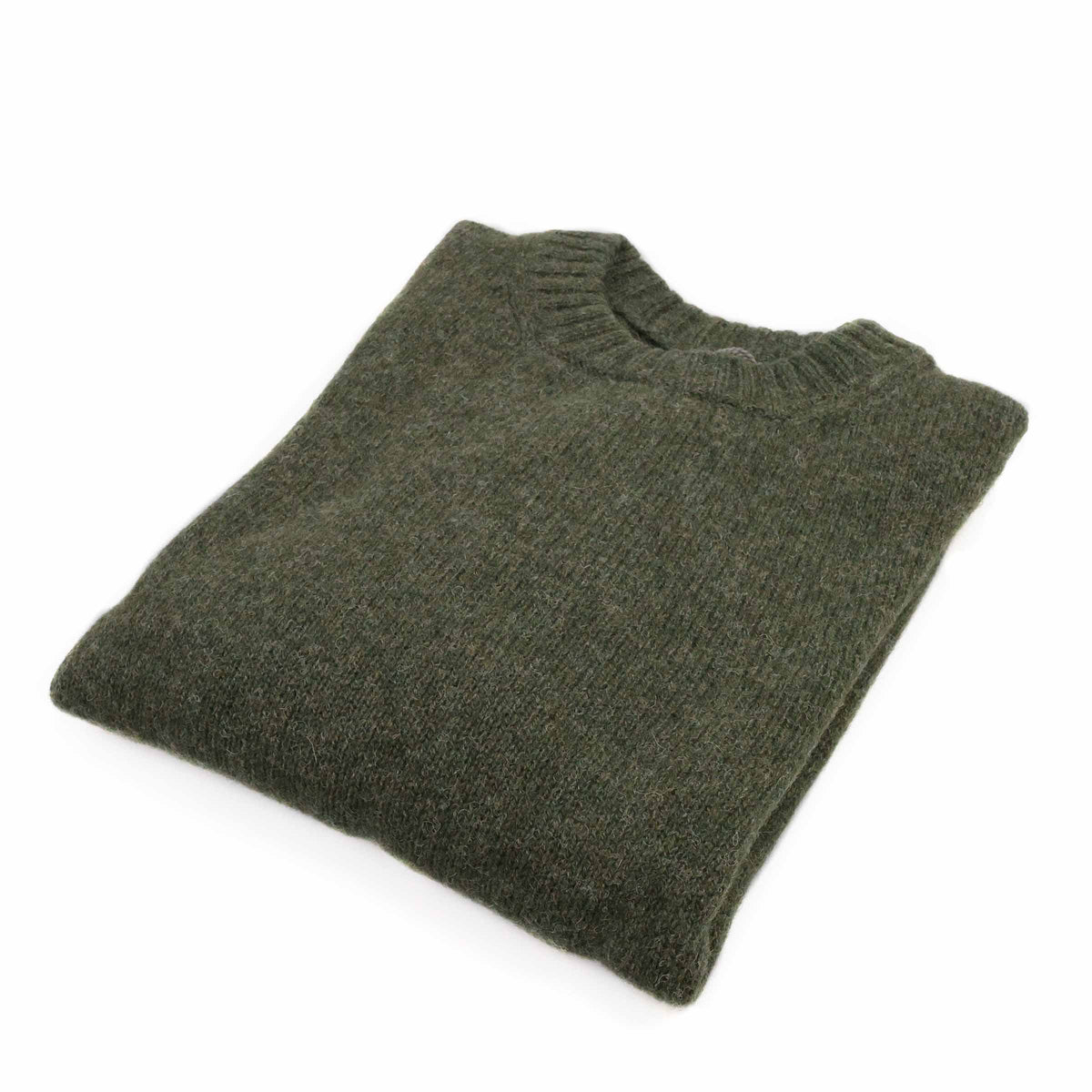 Eribé Herren Brora Pullover Green Lichen — gefaltet, tiefes Waldgrün mit Tweed-Nep-Flecken, Rundhals, 100% Supersoft Shetlandwolle, Made in Scotland