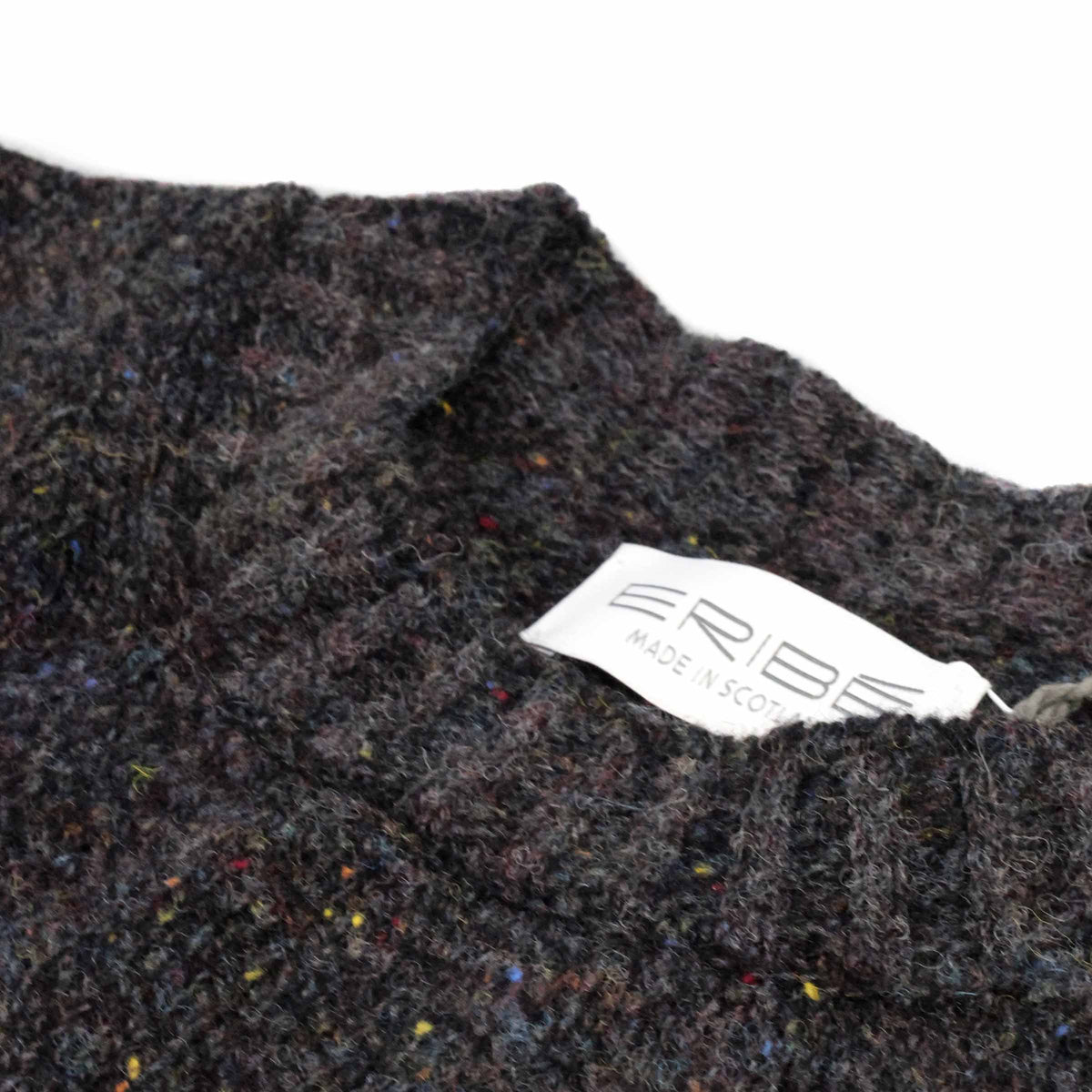 Eribé Herren Bruar Falls Pullover Gravel — Detailansicht Rollkragen und Rippenbündchen