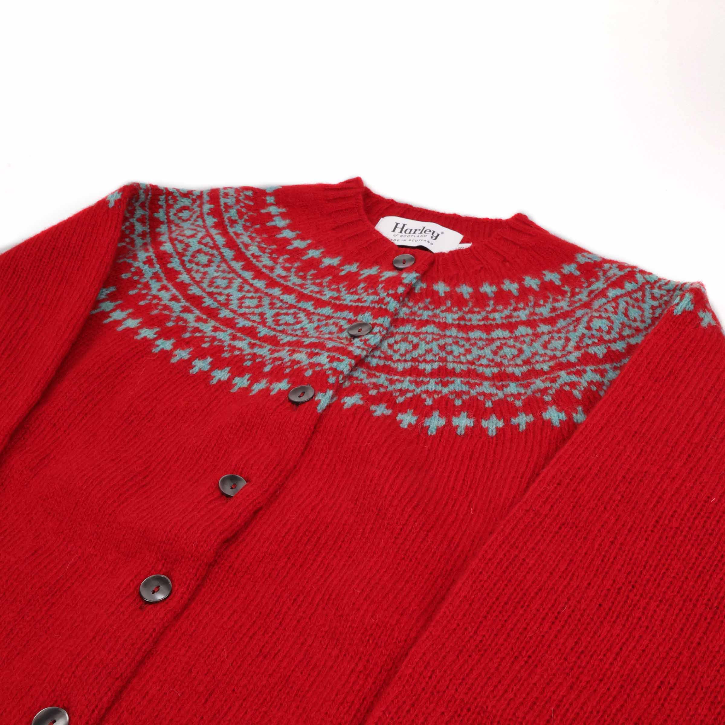 Harley of Scotland Fairisle Strickjacke Cardinal Rot — Oberkoerperansicht mit Rundpasse und Knopfleiste