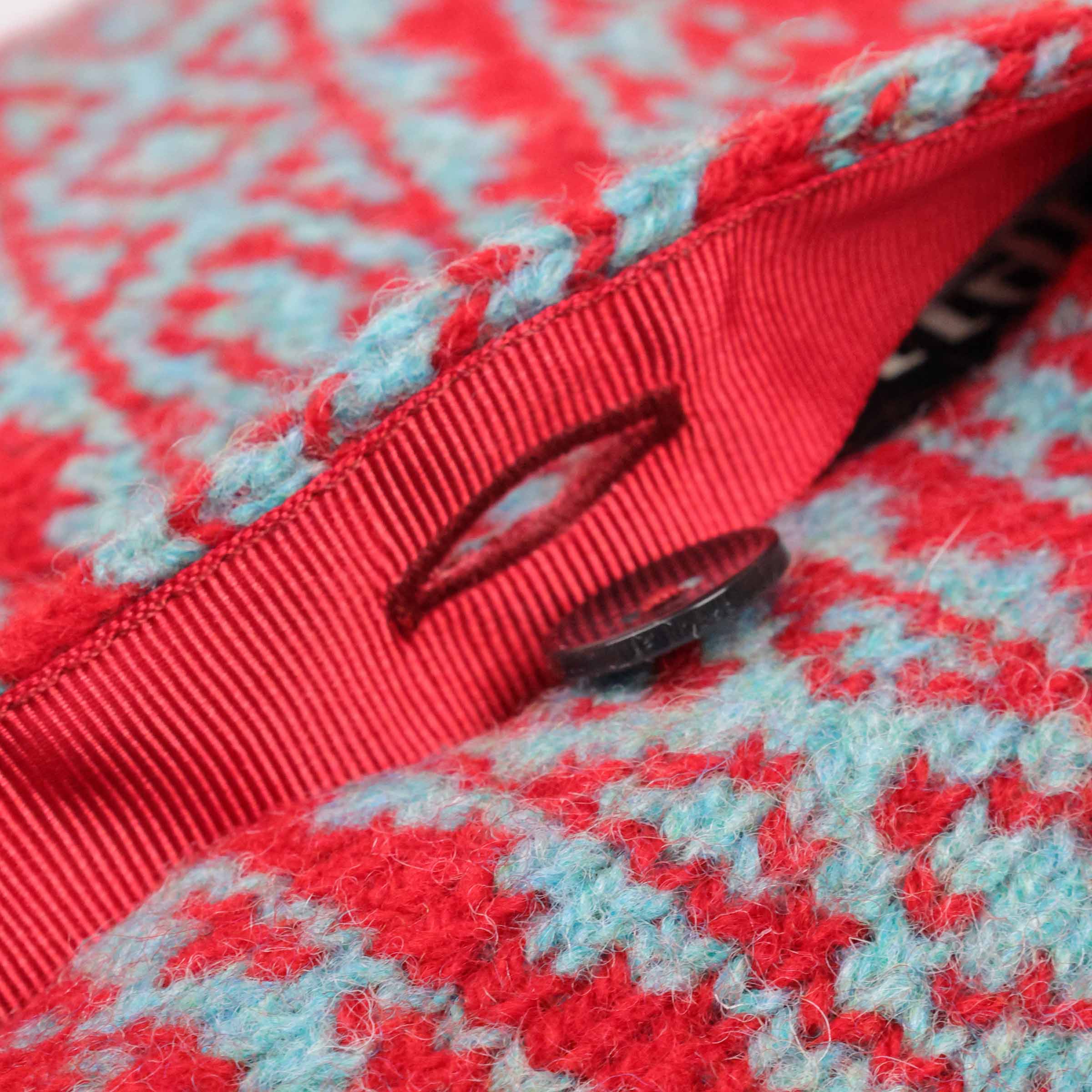 Harley of Scotland Fairisle Strickjacke Cardinal Rot — Nahaufnahme der Perlmuttknoepfe auf sattem Rot