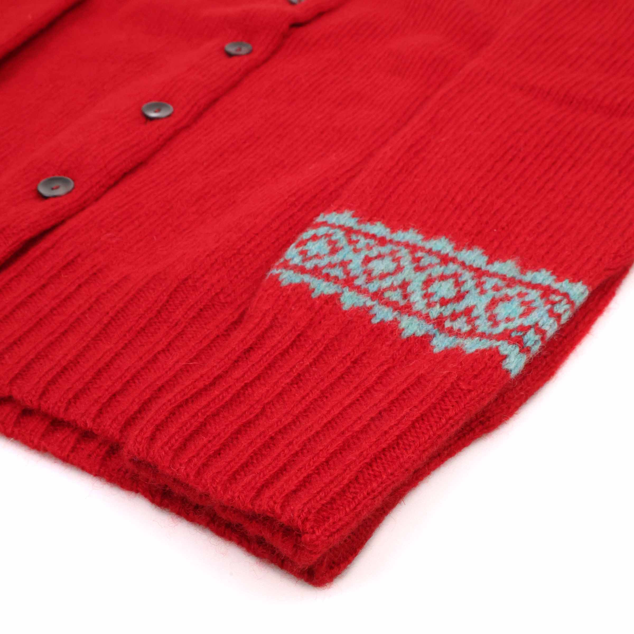 Harley of Scotland Fairisle Strickjacke Cardinal Rot — Taille mit geripptem Saum, 100% Supersoft Schurwolle