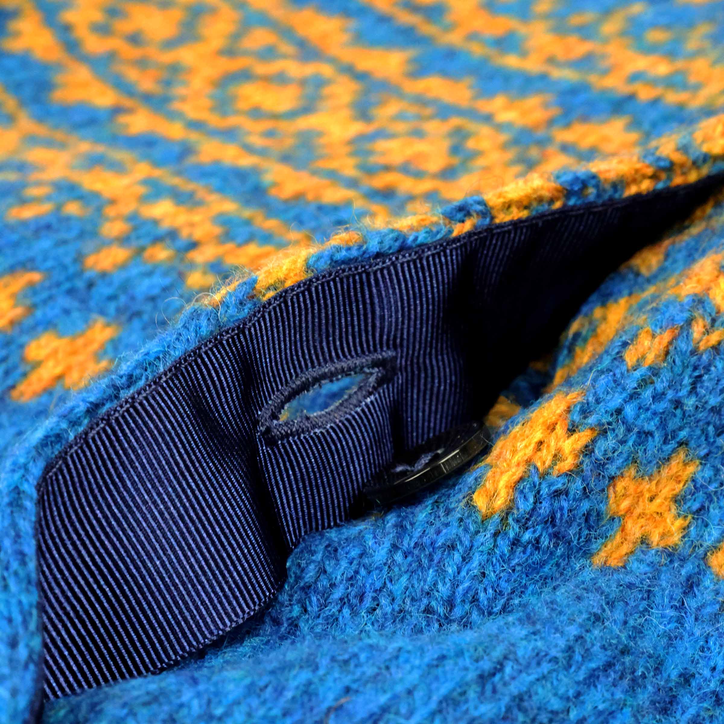 Harley of Scotland Fairisle Strickjacke Neptune Blau — Detailansicht der Perlmuttknoepfe auf Petrolblau
