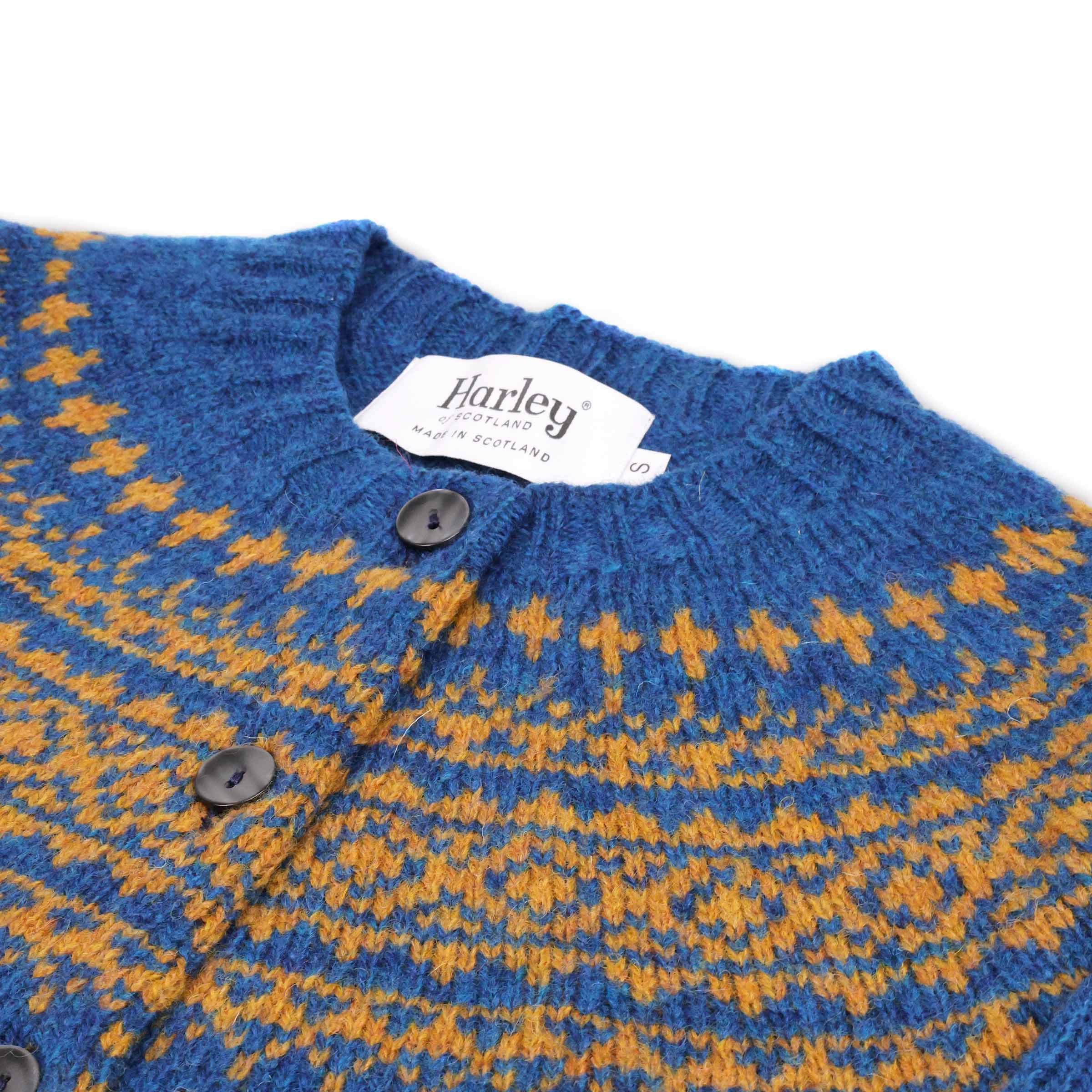 Harley of Scotland Fairisle Strickjacke Neptune Blau — Nahaufnahme Kragen und Perlmuttknoepfe mit Gold Dust Rundpasse-Muster