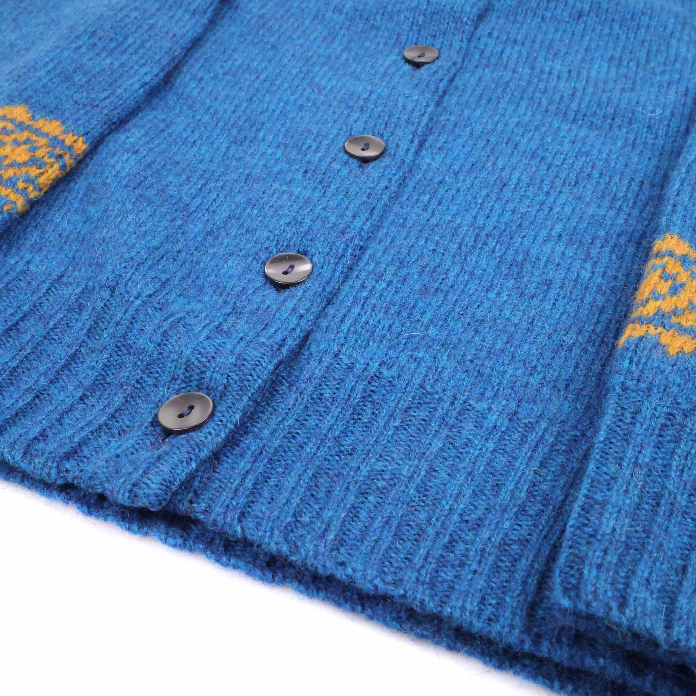 Harley of Scotland Fairisle Strickjacke Neptune Blau — Taille und Knopfleiste im Detail, 2-faedig gestrickt