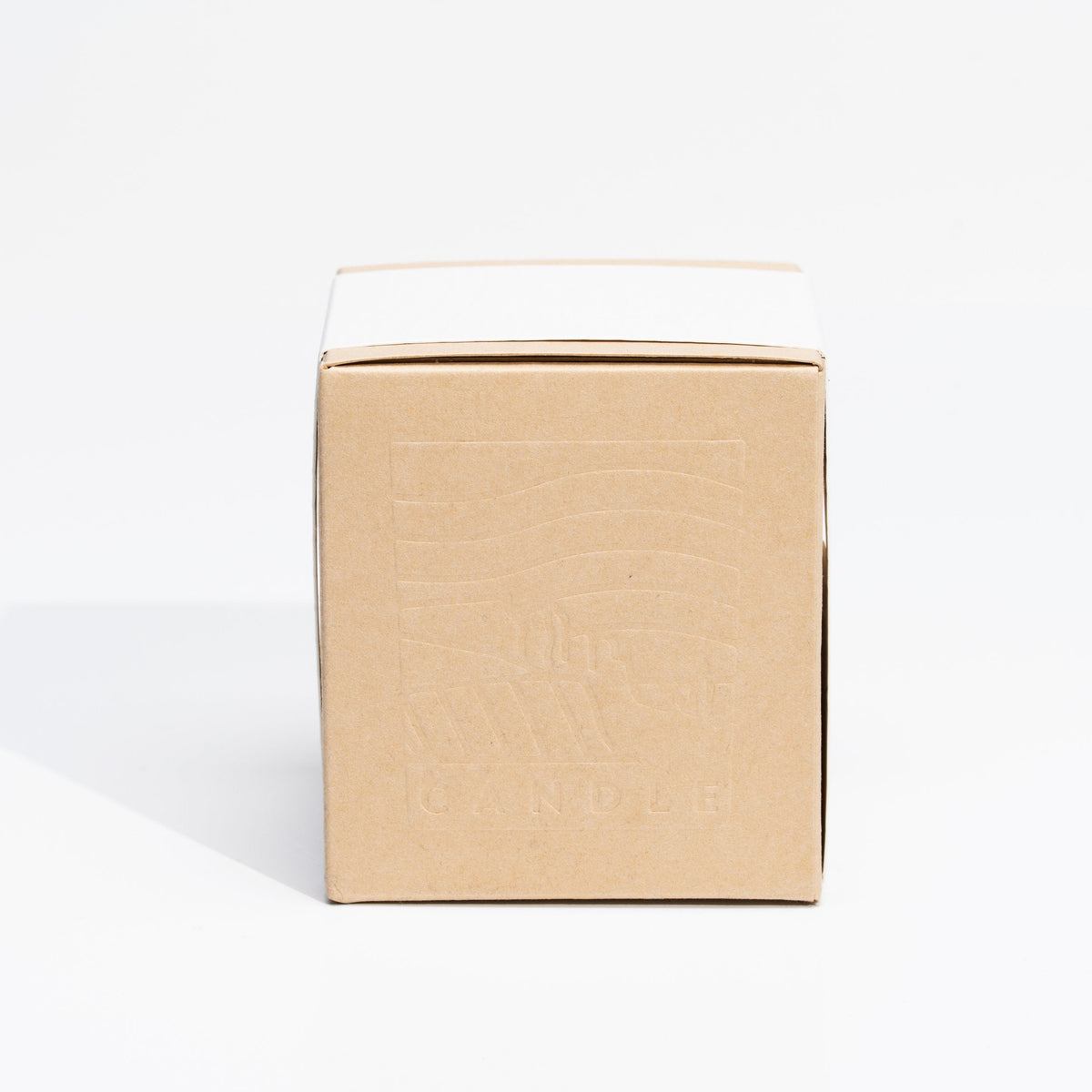 Isle of Skye Candles Lily & Bergamot Duftkerze im Insel Tumbler – Detail der geprägten Skye-Silhouette im Glas