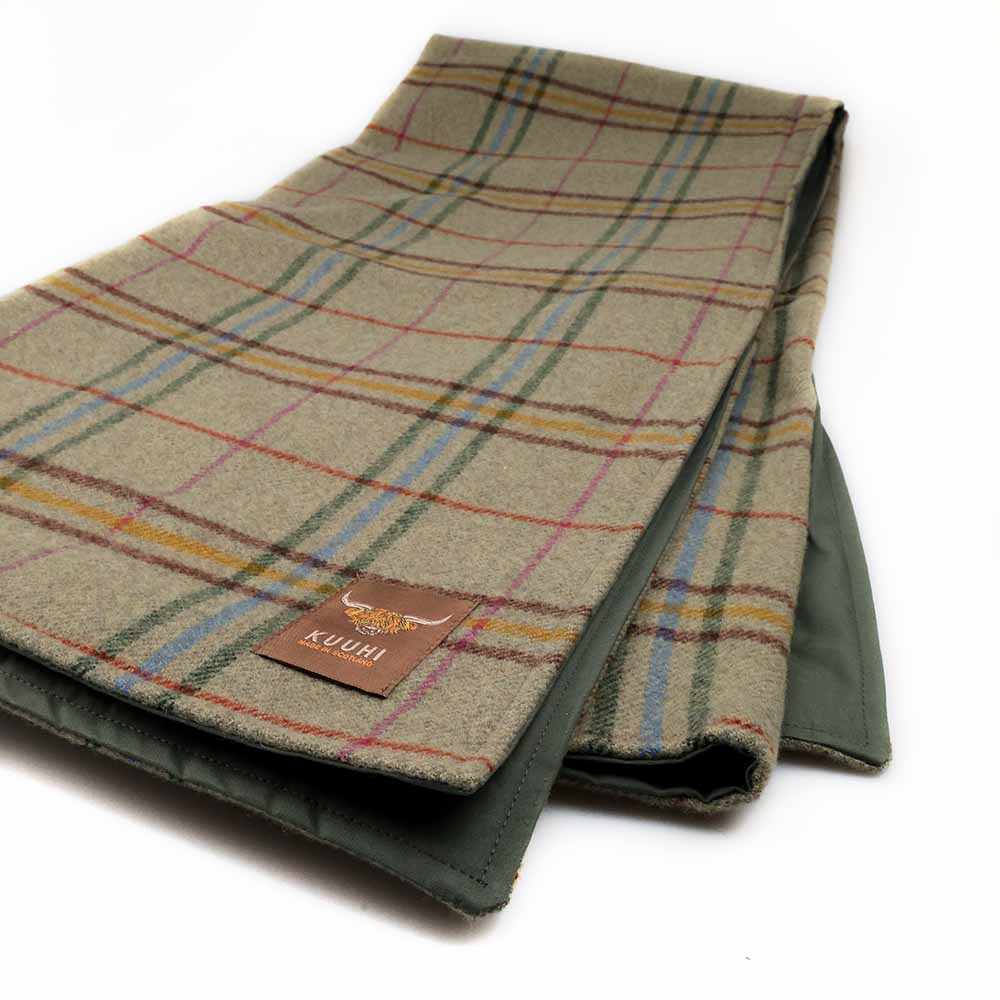 Kuuhi Tartan Picknickdecke Isle of Barra — Gesamtansicht Tartanmuster in Braun-Grün, 100% Schurwolle, Made in Scotland