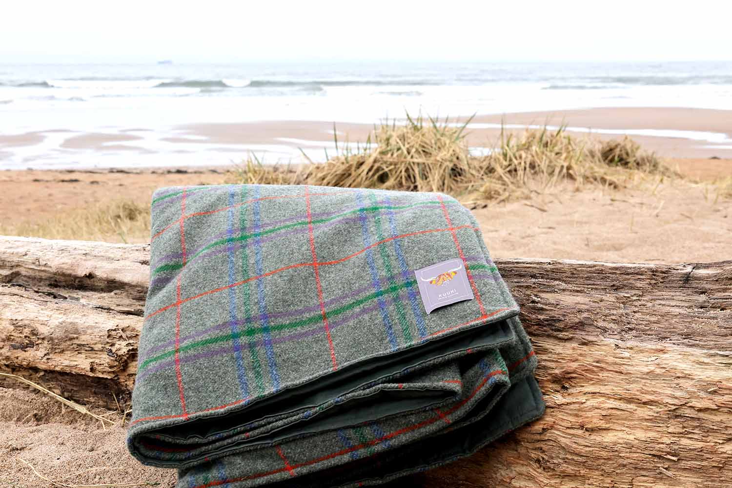 Couverture Kuuhi Pickcik « Écosse » avec vue sur la plage