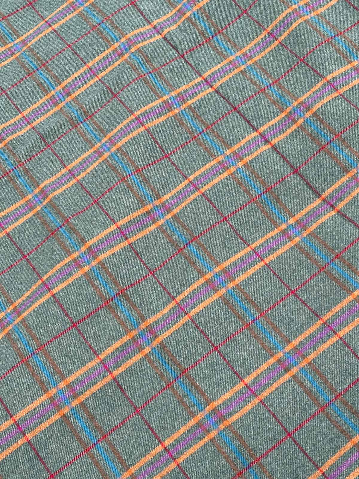 Kuuhi Picknickdecke Ailsa Craig zusammengerollt – schottische Lammwolle mit Tartanmuster, Made in Scotland