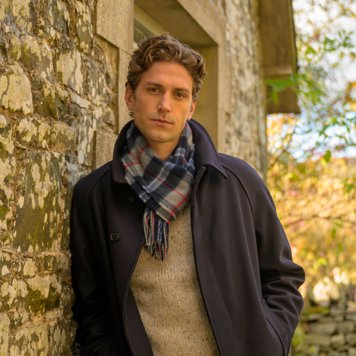 Lochcarron Kaschmirschal Douglas Navy Tartan getragen