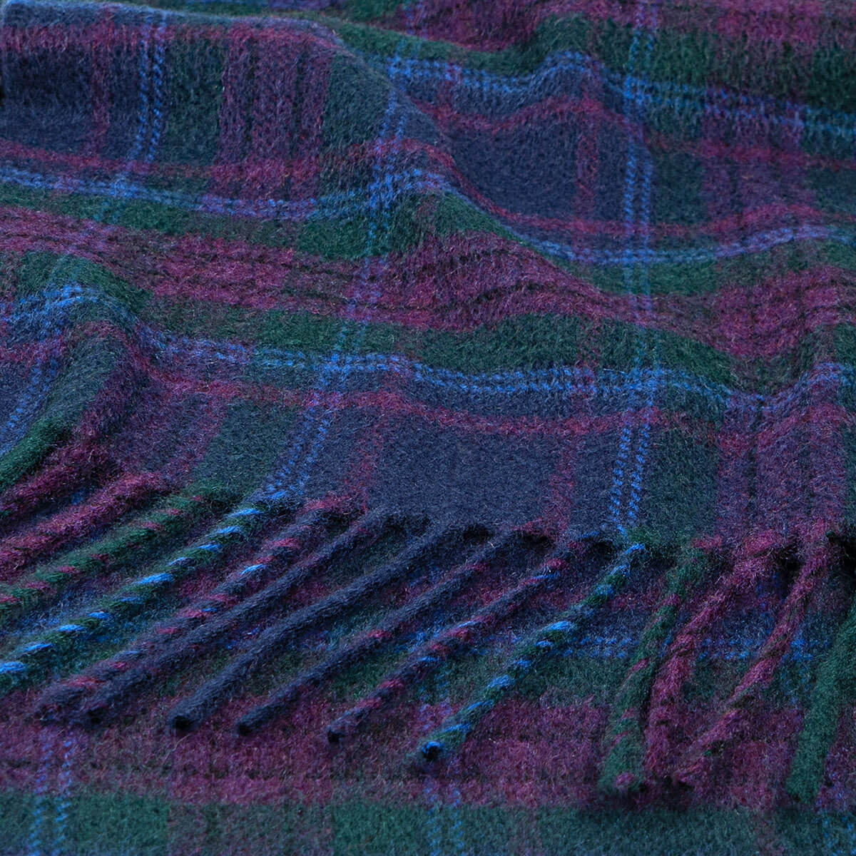 Spirit of Scotland Tartan Kaschmirschal von Lochcarron — Nahaufnahme mit blauen und grünen Überkaros