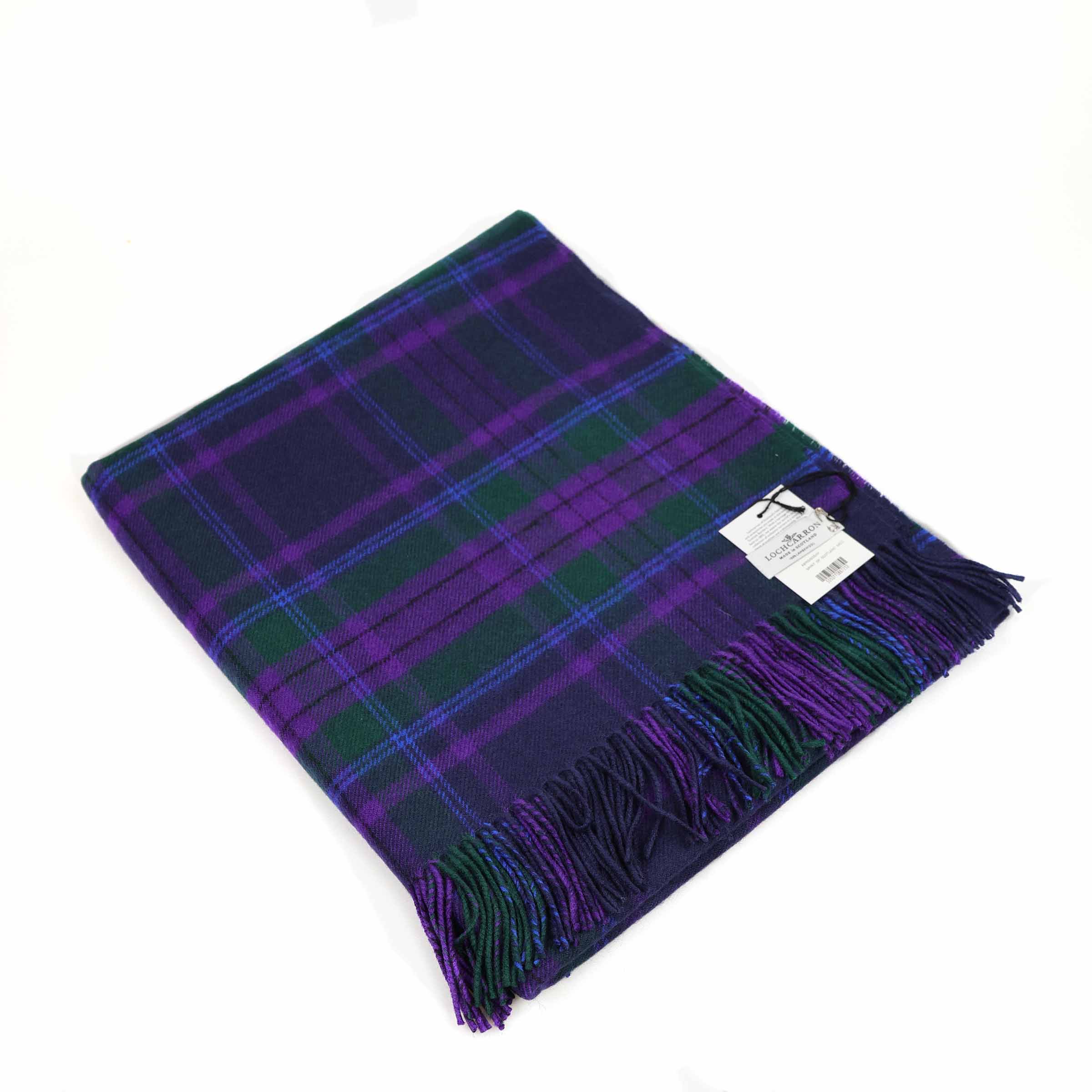 Lochcarron Wolldecke Spirit of Scotland Tartan — gefaltet mit Lochcarron-Etikett, Distel-Violett, Königsblau und Flaschengrün, 100% Lammwolle, 180 × 140 cm, Made in Scotland